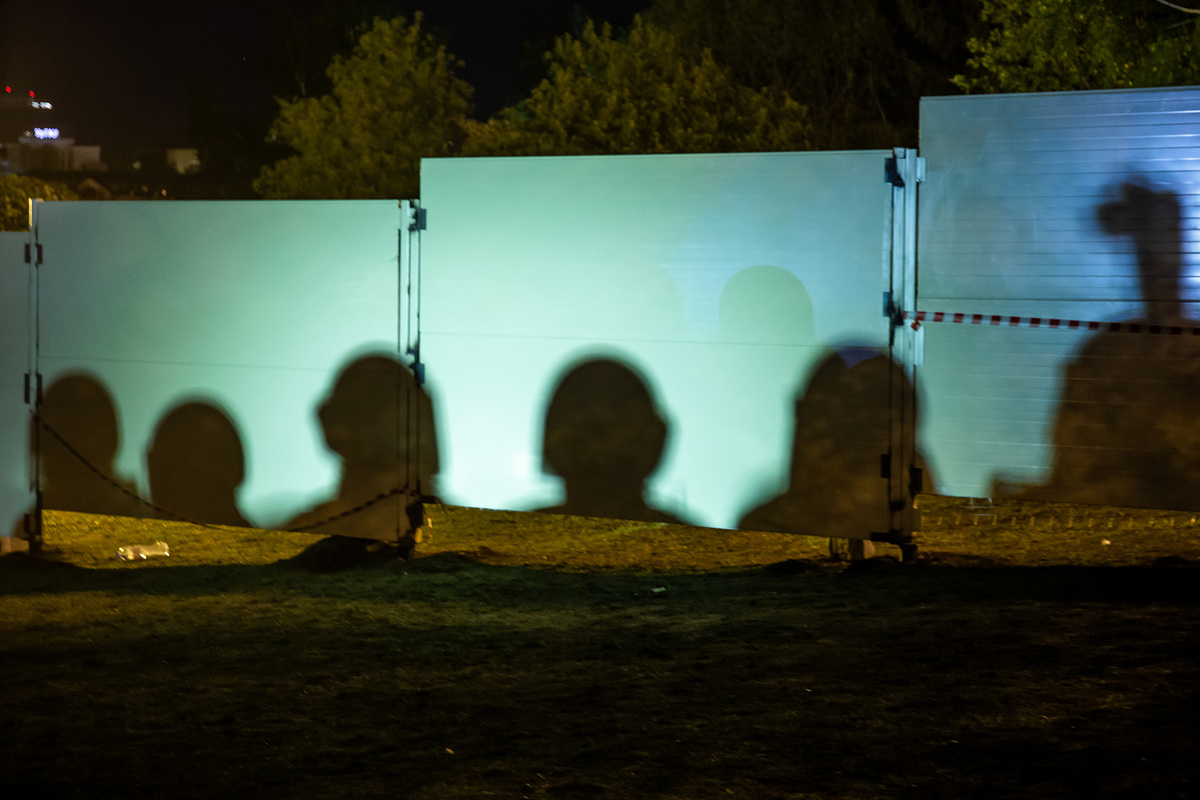 Тень от касок сотрудников Росгвардии на заборе. Собор планировали построить в сквере на набережной городского пруда к 2023 году, к 300-летию Екатеринбурга. Ночью 13 мая территория сквера была огорожена забором, что вызвало возмущение у части городской общественности. После нескольких дней протестных акций президент РФ В.Путин предложил местным властям провести опрос жителей, на время которого строительство собора было приостановлено. 18 мая. Тень от касок сотрудников Росгвардии на заборе. Собор планировали построить в сквере на набережной городского пруда к 2023 году, к 300-летию Екатеринбурга. Ночью 13 мая территория сквера была огорожена забором, что вызвало возмущение у части городской общественности. После нескольких дней протестных акций президент РФ В.Путин предложил местным властям провести опрос жителей, на время которого строительство собора было приостановлено. 18 мая.