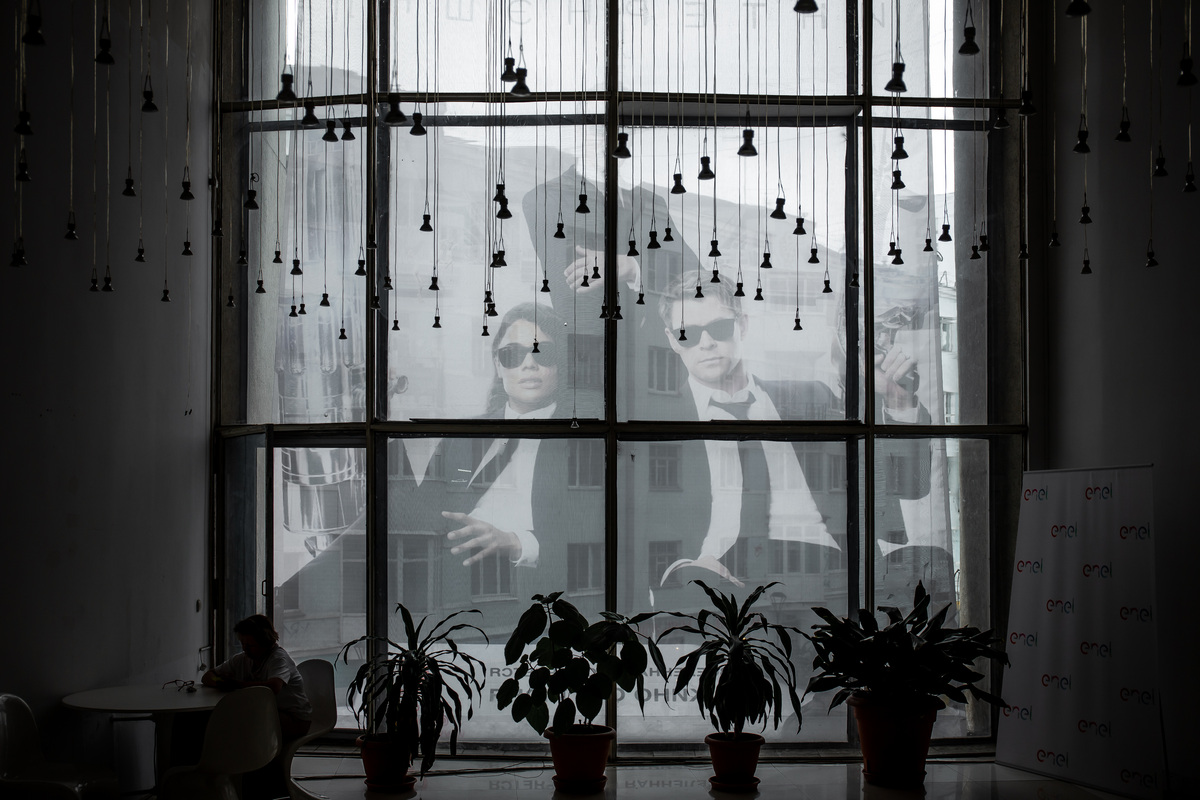 Билетер во время работы в холле «Салюта». С нового года кинотеатр прекратит работу. Несмотря на попытки протестов со стороны работников учреждения культуры и сочувствующих им горожан, собиравших подписи против закрытия, решение уже принято. 3 июня. Билетер во время работы в холле «Салюта». С нового года кинотеатр прекратит работу. Несмотря на попытки протестов со стороны работников учреждения культуры и сочувствующих им горожан, собиравших подписи против закрытия, решение уже принято. 3 июня.