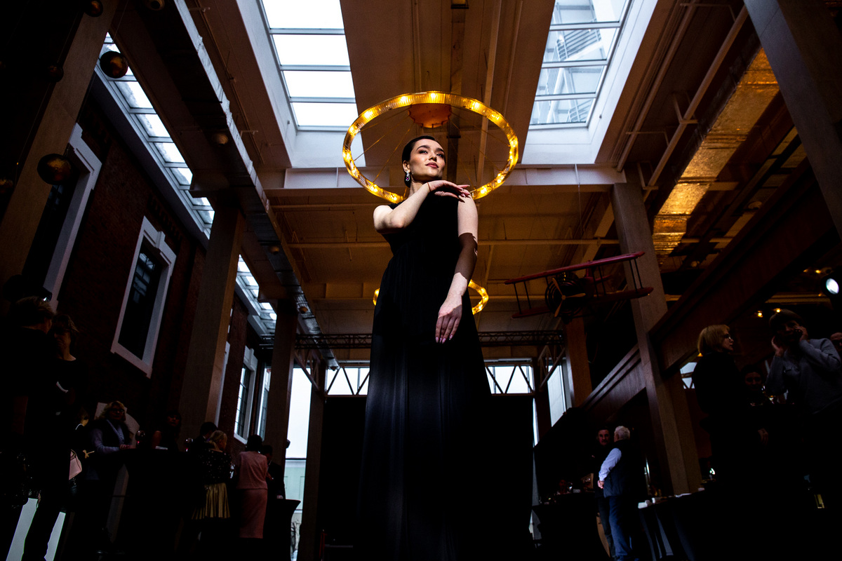 Показ коллекции ювелирного дома CHAMOVSKIKH во время презентации обновленной экспозиции в галерее «Главный проспект». 11 января. Показ коллекции ювелирного дома CHAMOVSKIKH во время презентации обновленной экспозиции в галерее «Главный проспект». 11 января.