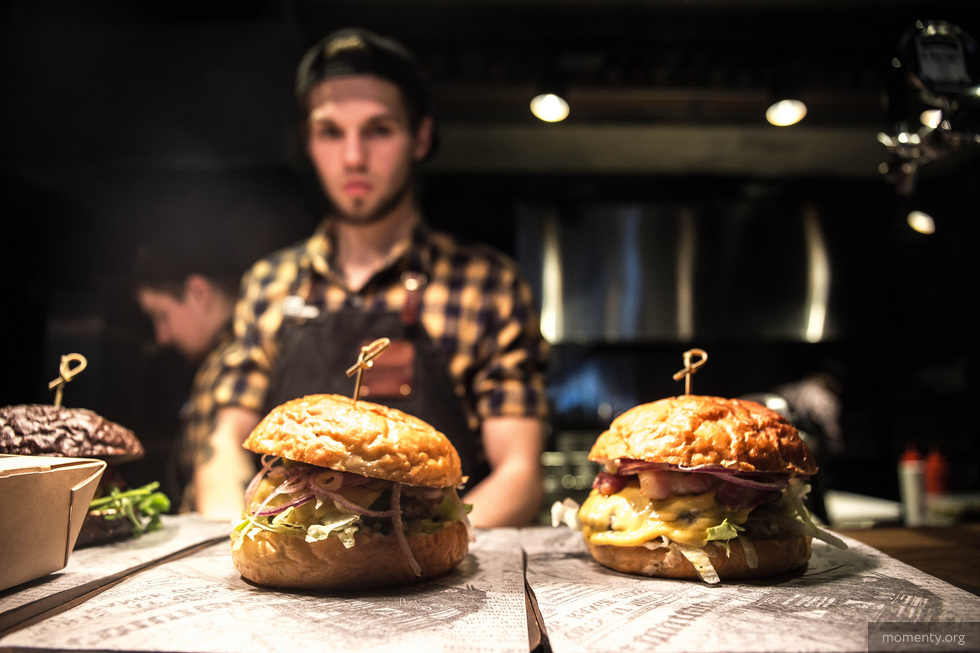 Владельцы бургерных отбирают прибыль у рестораторов Владельцы бургерных отбирают прибыль у рестораторов