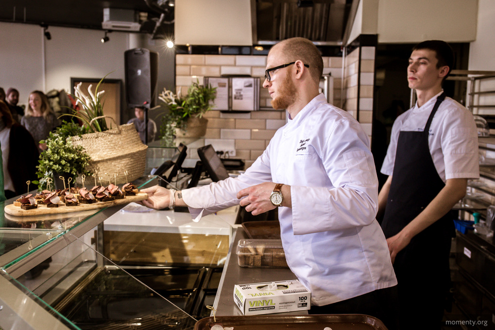 Смерть уральского сыровара заставила известных шефов поработать вместе Смерть уральского сыровара заставила известных шефов поработать вместе