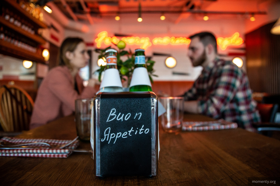 Официантам в ресторанах придется платить налог с чаевых Официантам в ресторанах придется платить налог с чаевых