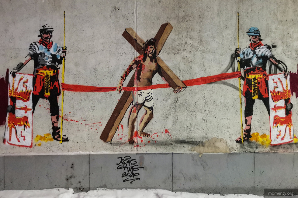 Стрит-арт с окровавленным Иисусом в центре Екатеринбурга одобрил лидер православного движения Стрит-арт с окровавленным Иисусом в центре Екатеринбурга одобрил лидер православного движения