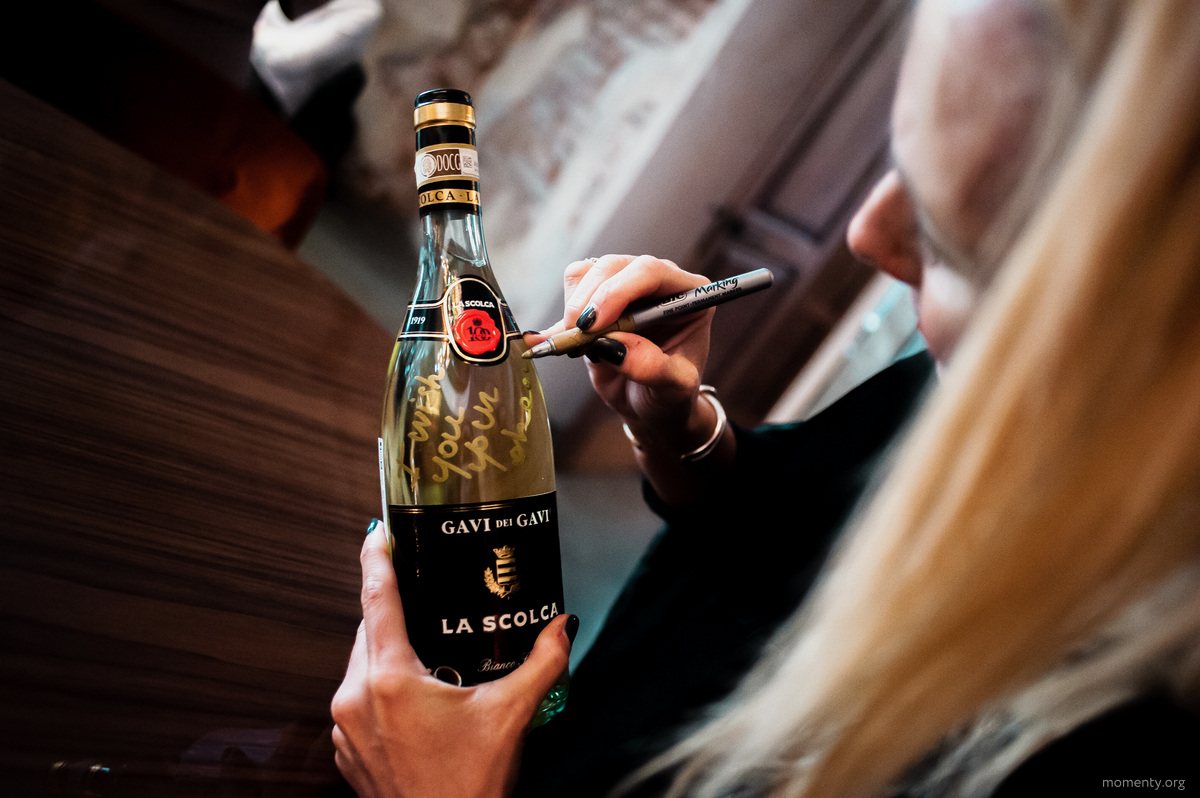 Считается, что вино GAVI приносит удачу. Автограф Кьяры на&nbsp;&laquo;счастливой&raquo; бутылке, которую спрятали за&nbsp;стекло в&nbsp;винный шкаф Sekta.