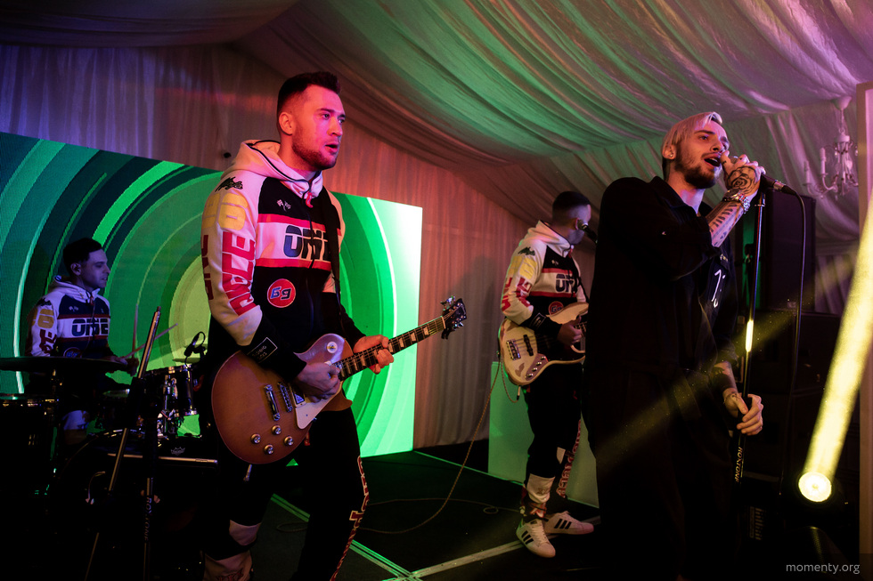 Солист «Руки Вверх» заставил уральских музыкантов раздать деньги фанатам Солист «Руки Вверх» заставил уральских музыкантов раздать деньги фанатам