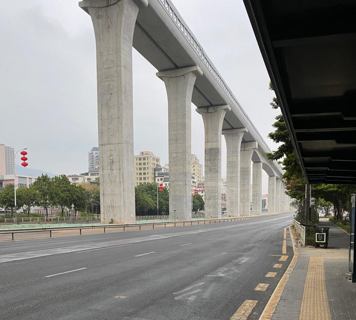 Шеньчжень, город с населением 24 миллиона человек. В 16:00 нет машин на ранее оживлённых трассах и нет людей Шеньчжень, город с населением 24 миллиона человек. В 16:00 нет машин на ранее оживлённых трассах и нет людей