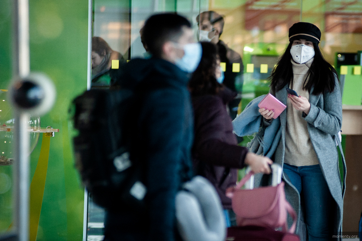 Рейс должен был вылететь в 00:30 по китайскому врмени. Однако его задержали почти на 11 часов. Рейс должен был вылететь в 00:30 по китайскому врмени. Однако его задержали почти на 11 часов.