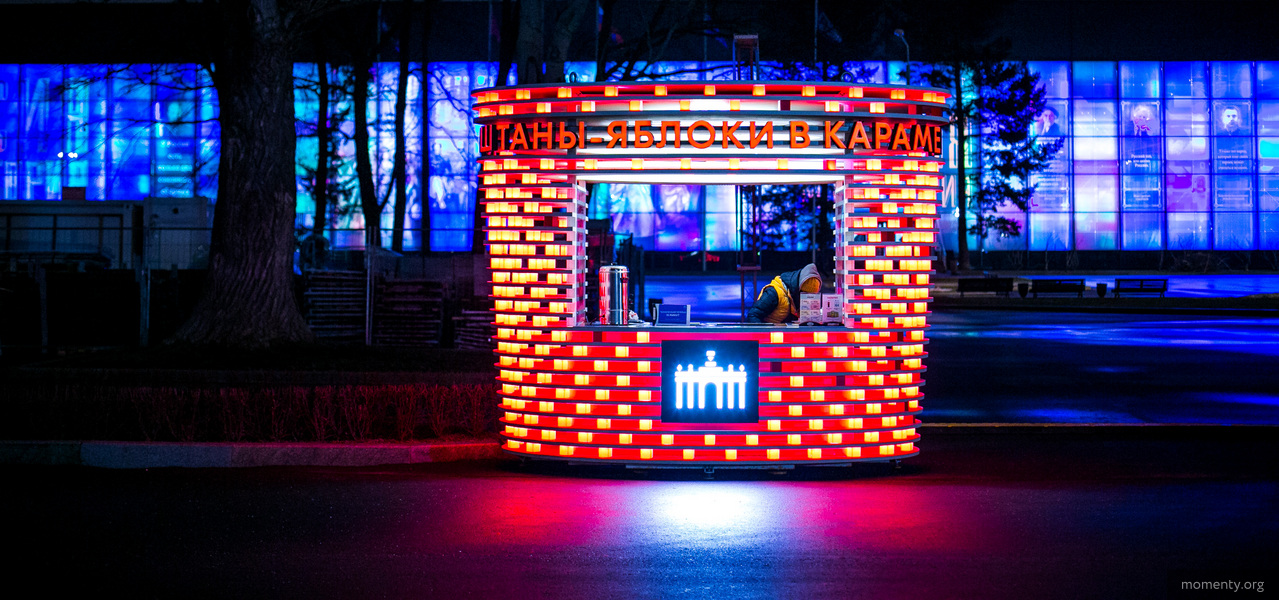 В&nbsp;квартале, где тусовка проводила звездные вечеринки, выживают киоски с&nbsp;кофе и&nbsp;шаурмой