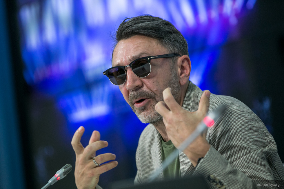 Шнуров посоветовал тусовке ехать в&nbsp;Лувр, пока там нет китайцев