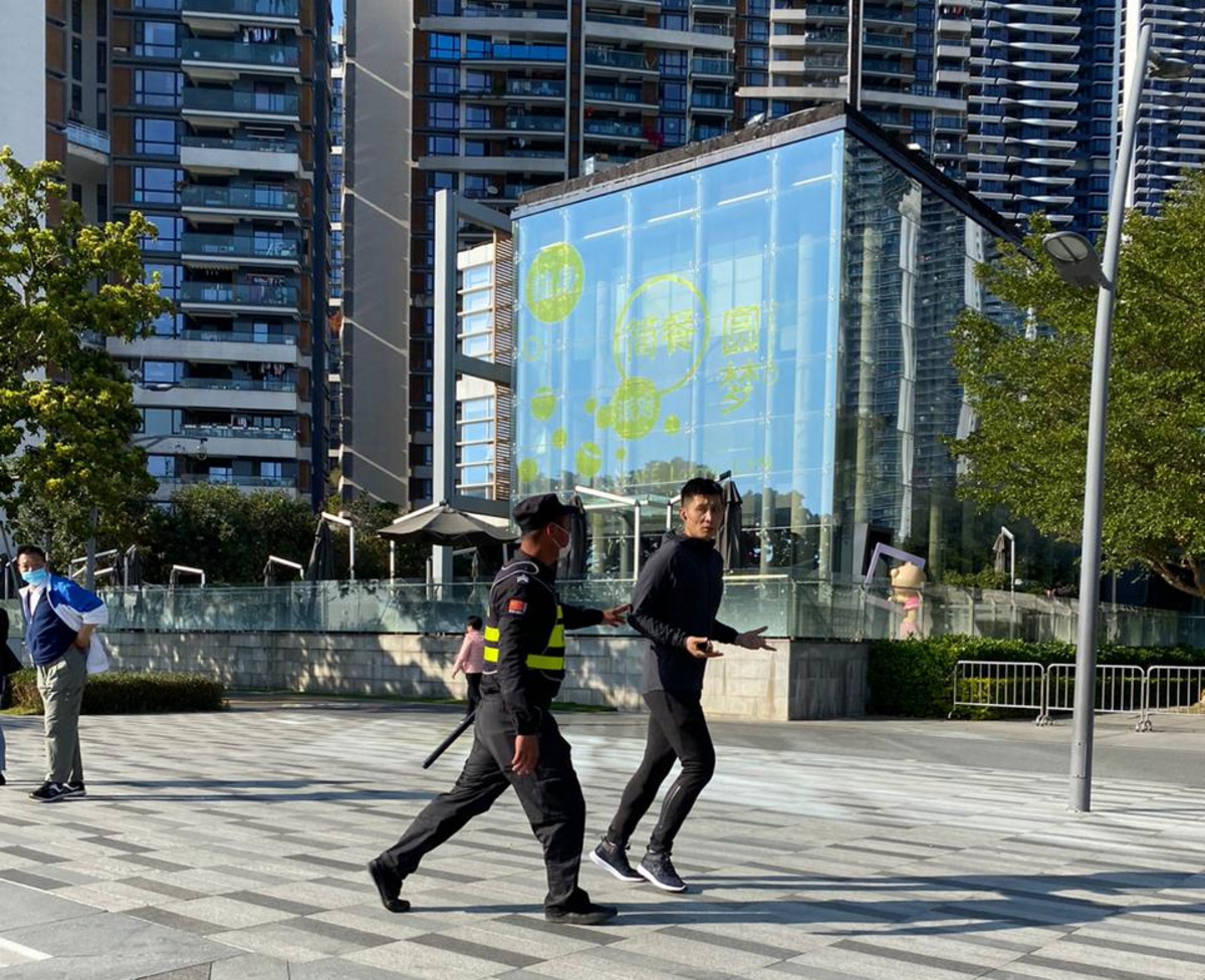 Полиция Китая задерживает людей, которые находятся в общественных местах без защитных масок Полиция Китая задерживает людей, которые находятся в общественных местах без защитных масок