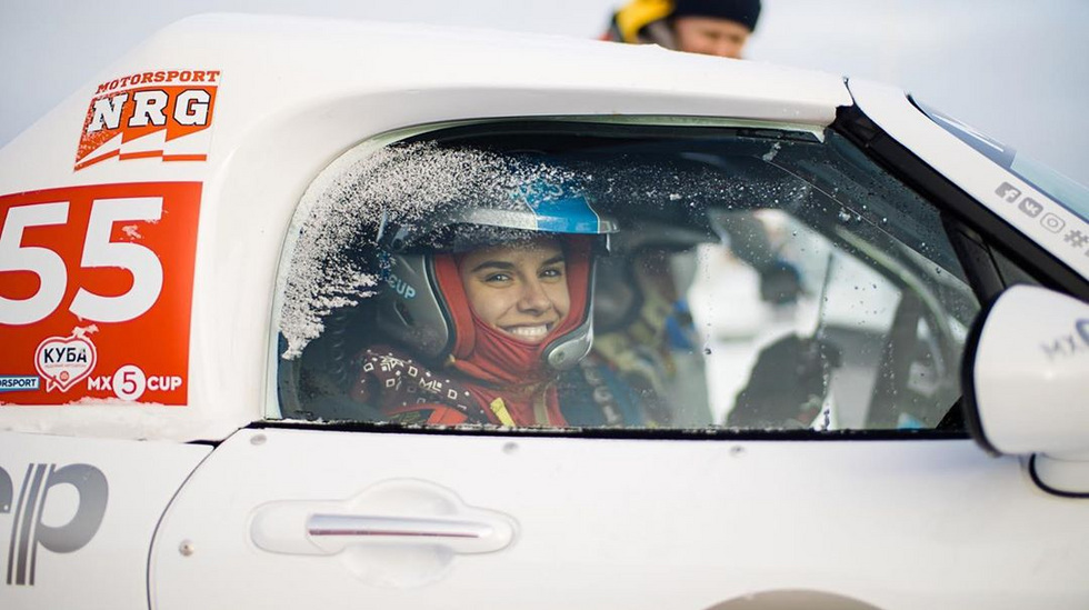 Машину самой сексуальной гонщицы Урала потеряли на границе Омана перед стартом соревнований Машину самой сексуальной гонщицы Урала потеряли на границе Омана перед стартом соревнований