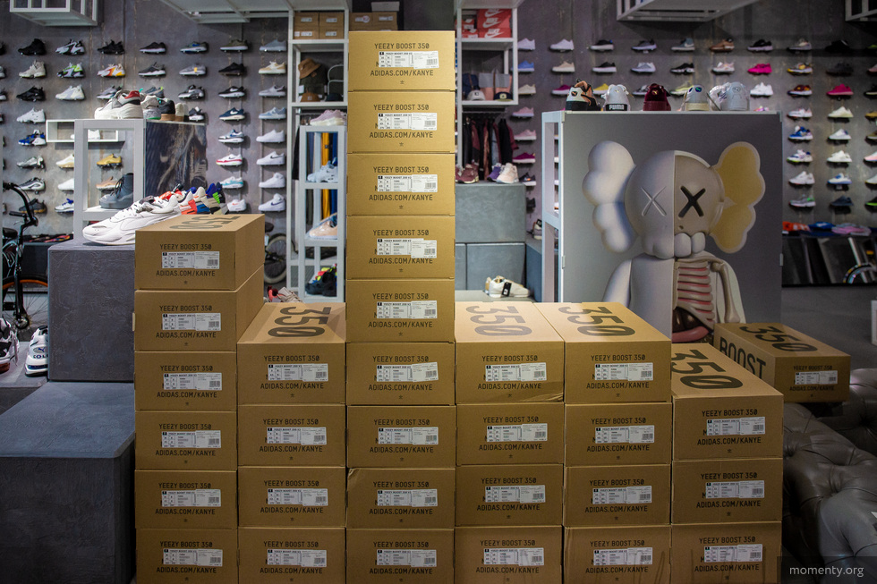 Уральские магазины рискуют остаться без одежды и&nbsp;продуктов к&nbsp;марту. &laquo;Фуры с&nbsp;товаром стоят на&nbsp;границе&raquo;