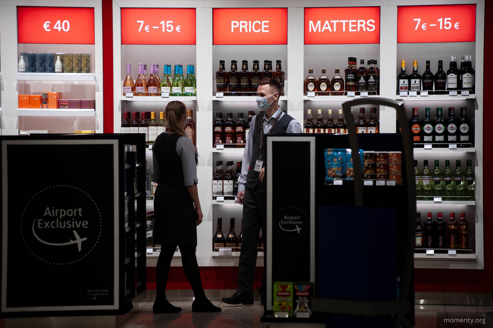 Сотрудники магазинов на Урале начали работать в масках. «Посетителей из Китая меньше не стало» Сотрудники магазинов на Урале начали работать в масках. «Посетителей из Китая меньше не стало»