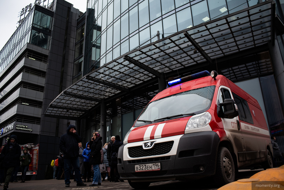 В Екатеринбурге эвакуируют небоскреб. На одном из этажей задымление В Екатеринбурге эвакуируют небоскреб. На одном из этажей задымление