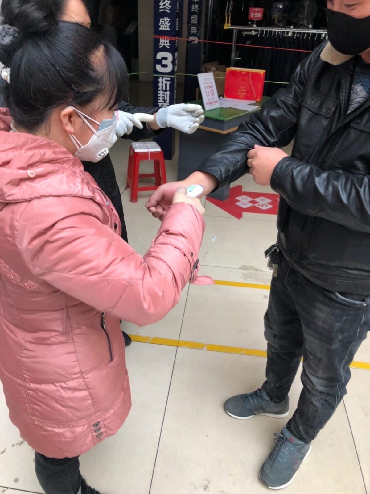 На&nbsp;входе в&nbsp;торговые центы посетителям изменяют температуру