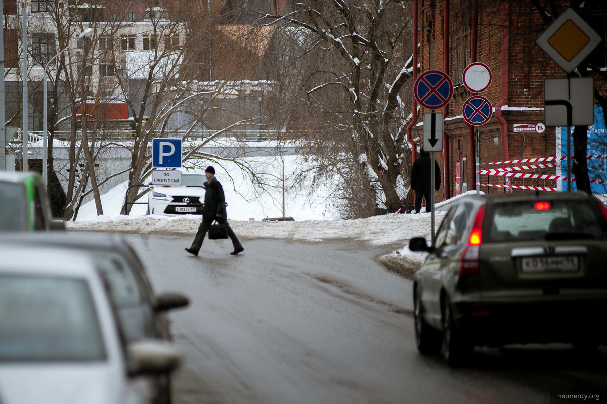 Горожанам приходится переходить дорогу в неположенных местах из-за отсутствия знаков Горожанам приходится переходить дорогу в неположенных местах из-за отсутствия знаков