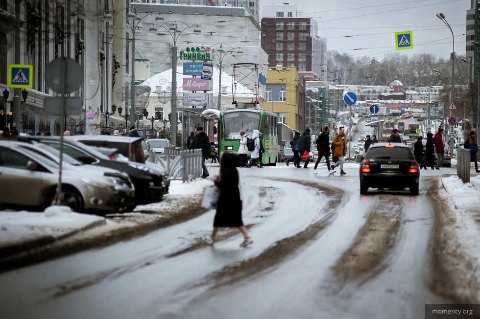 Горожане попадают под колеса авто, бегая на обед и за покупками. Пешеходники рисуют только для элиты Горожане попадают под колеса авто, бегая на обед и за покупками. Пешеходники рисуют только для элиты
