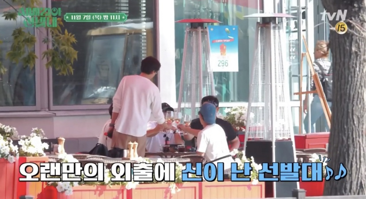 Актёр оскороносного фильма «Паразиты» Лю Сон-Гюн вместе с друзьями обедает в ресторане Steak House в отеле «Исеть». Актёр оскороносного фильма «Паразиты» Лю Сон-Гюн вместе с друзьями обедает в ресторане Steak House в отеле «Исеть».