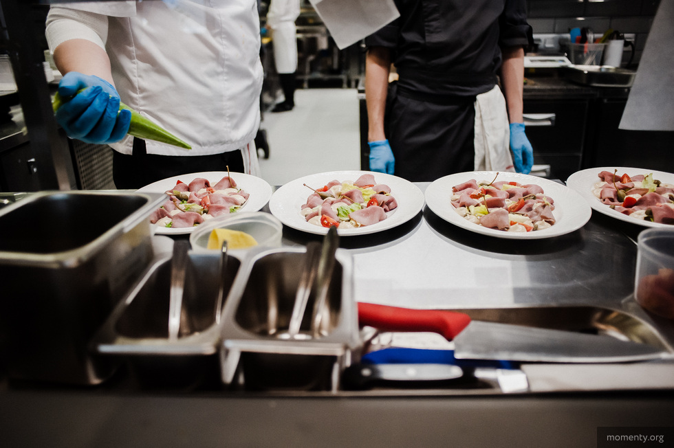 Рестораторам пришли письма с просьбой надеть маски и перчатки. «Уже закупились дезинфекторами» Рестораторам пришли письма с просьбой надеть маски и перчатки. «Уже закупились дезинфекторами»