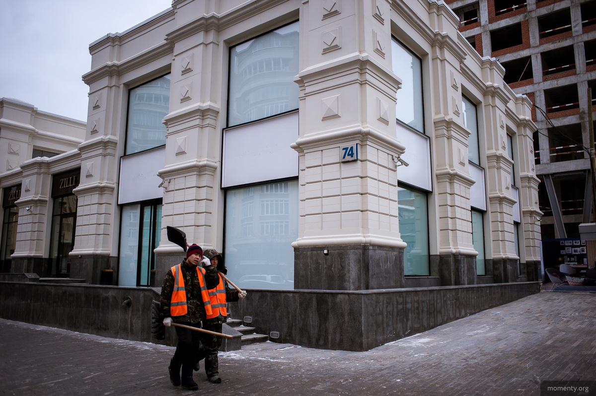Владельцы магазинов и&nbsp;заведений жалуются на&nbsp;плохую торговлю в&nbsp;люксовом квартале Екатеринбурга. Так за&nbsp;последнее время закрыл свои двери модный дом Chanel, а&nbsp;Liu Jo&nbsp;проводит финальную распродажу.