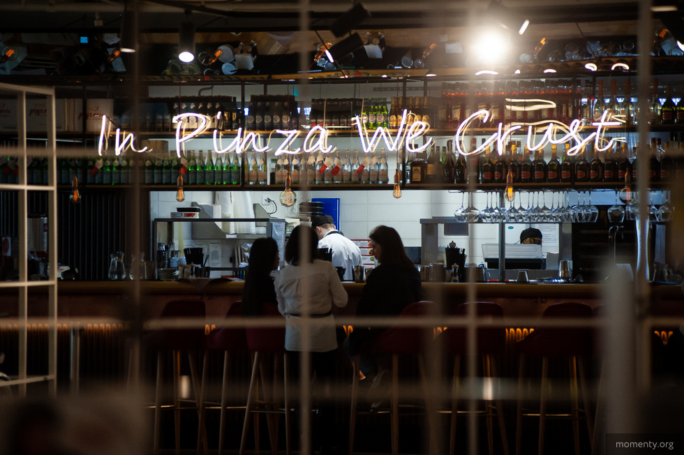 Двадцатилетние, уезжающие работать за границу, вернутся рублевыми миллионерами Двадцатилетние, уезжающие работать за границу, вернутся рублевыми миллионерами