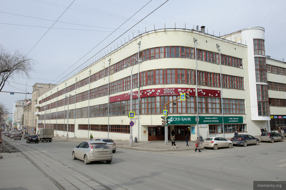 Приезжие бизнесмены перекрыли центральную улицу Екатеринбурга под свои нужды. На&nbsp;такие правила не&nbsp;решались даже местные