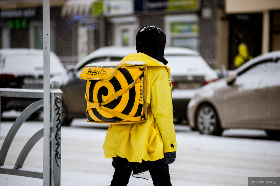 Доставщики &laquo;Яндекс.Еды&raquo; будут оставлять заказы у&nbsp;дверей