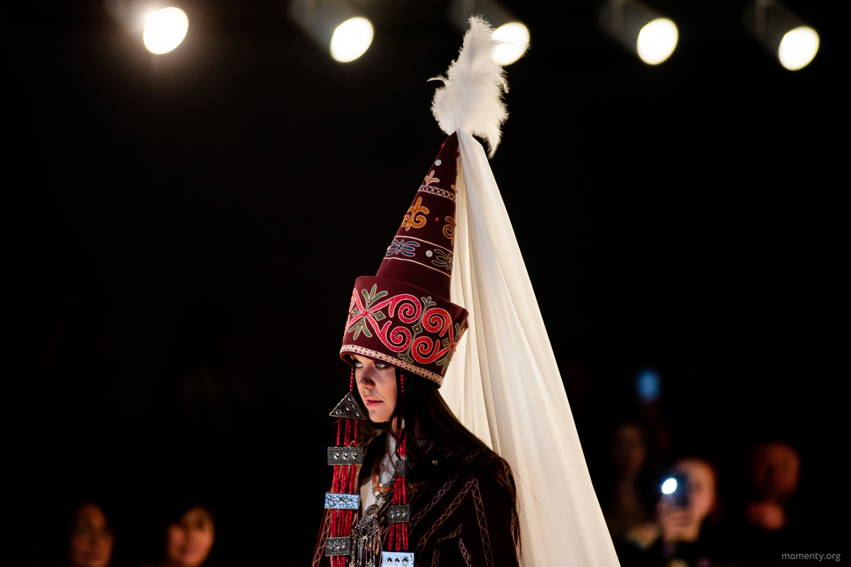 В&nbsp;Екатеринбурге стартовала Неделя моды. В&nbsp;этом году она посвящена дружбе России и&nbsp;Киргизии. На&nbsp;показах в&nbsp;рамках Kyrgyzstan fashion day свои коллекции одежды уральцам представили семь киргизских дизайнеров.