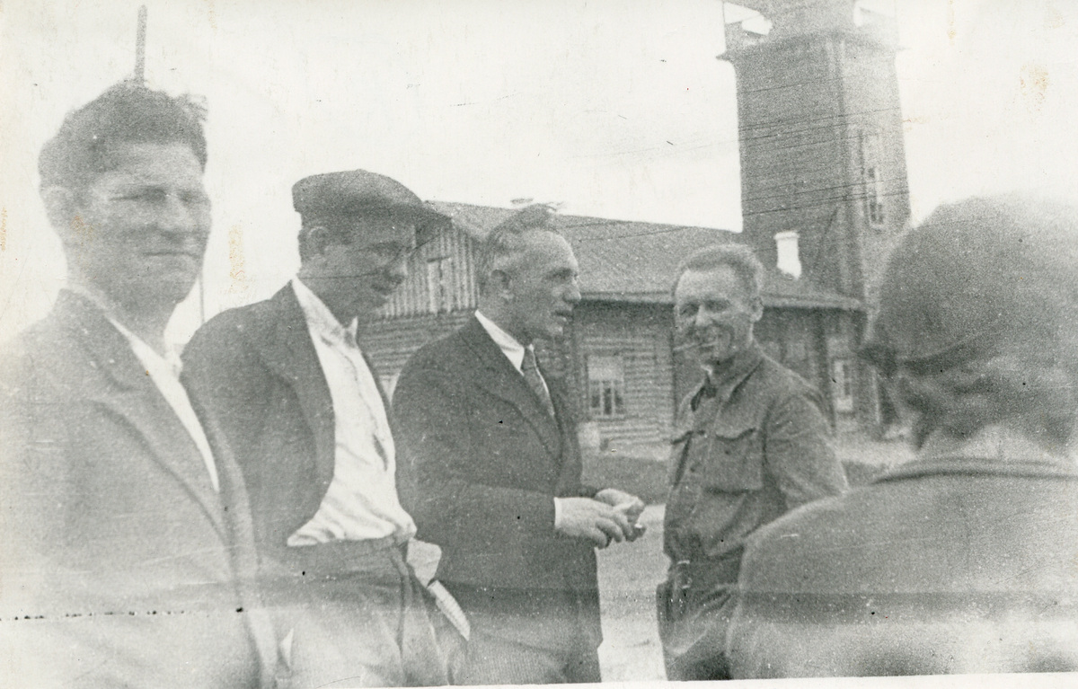 Валериан Курганов (второй слева) с&nbsp;заводчанами.