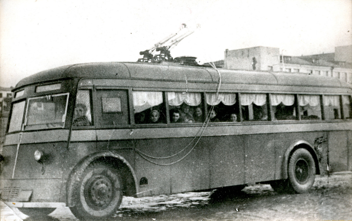 Осенью 1943&nbsp;г. стала действовать первая на&nbsp;Урале троллейбусная линия, протяженностью около девяти километров, от&nbsp;заводского клуба до&nbsp;завода имени Воровского.