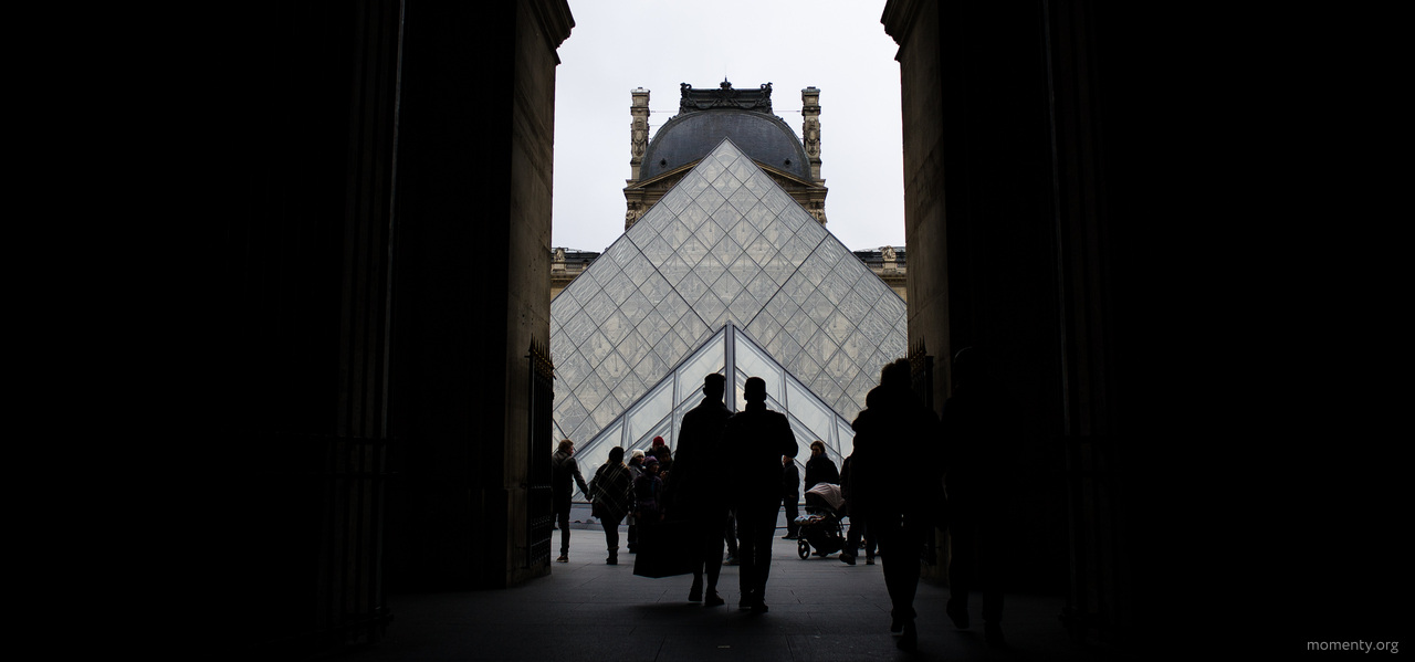 В Париже закрыли Лувр от туристов В Париже закрыли Лувр от туристов