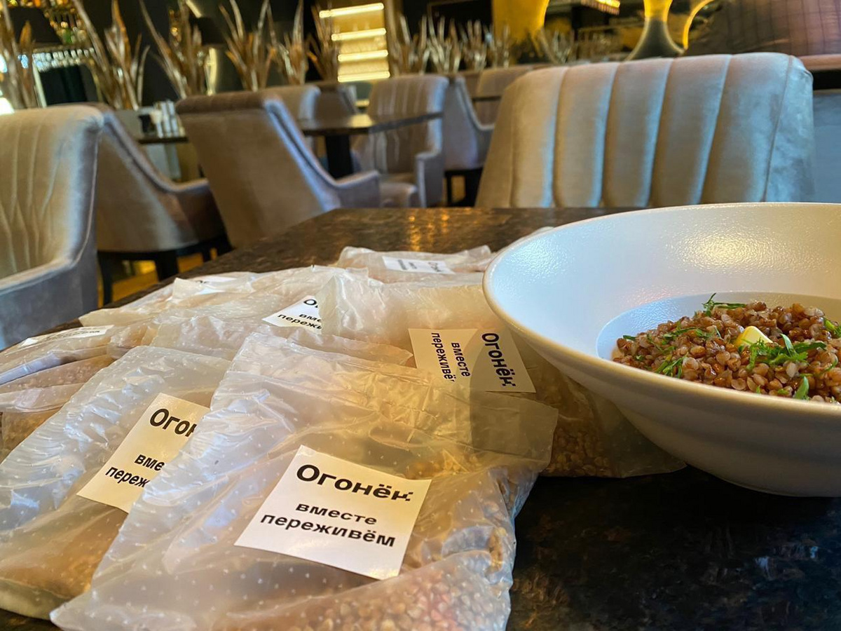 Новая акция в баре «Огонек», посвященная борьбе с пустыми полками в крупных магазинах Екатеринбурга Новая акция в баре «Огонек», посвященная борьбе с пустыми полками в крупных магазинах Екатеринбурга