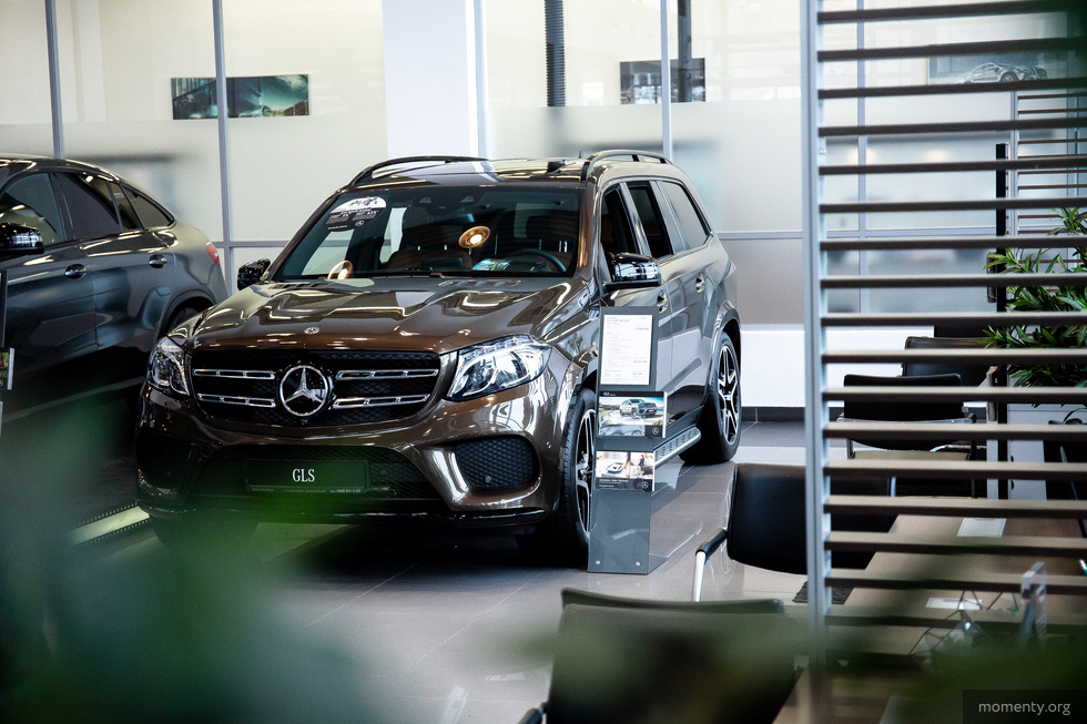 Горожане опустошают магазины люксовых авто: &laquo;Склады почти пустые&raquo;