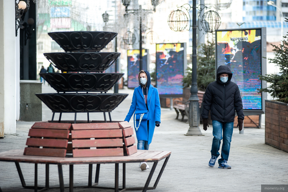 В&nbsp;12 часов дня в&nbsp;субботу центр Екатеринбурга практически опустел. На&nbsp;улицах мало людей, большинство из&nbsp;них в&nbsp;защитных масках.