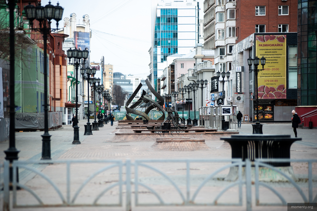 Главная пешеходная улица практически полностью опустела.