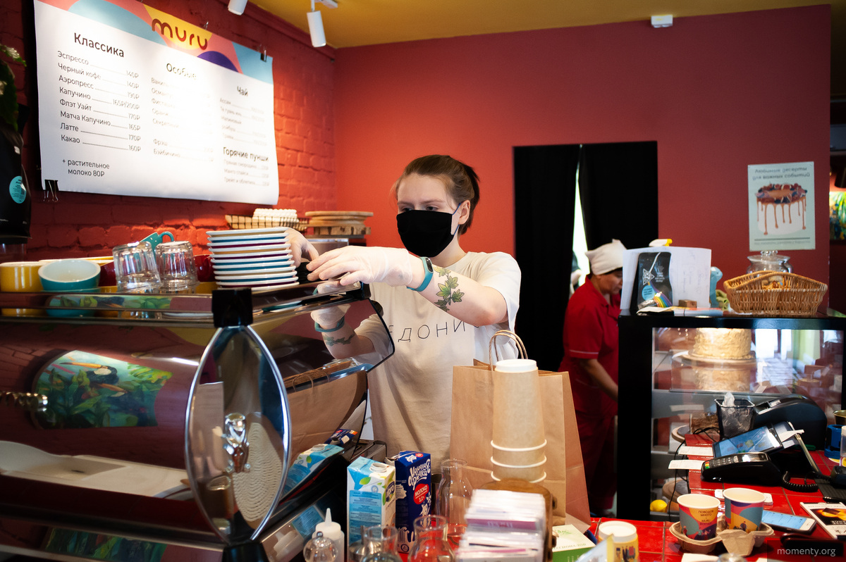 Сотрудники работают в&nbsp;режиме &laquo;take away&raquo;, собирают заказы на&nbsp;доставку.