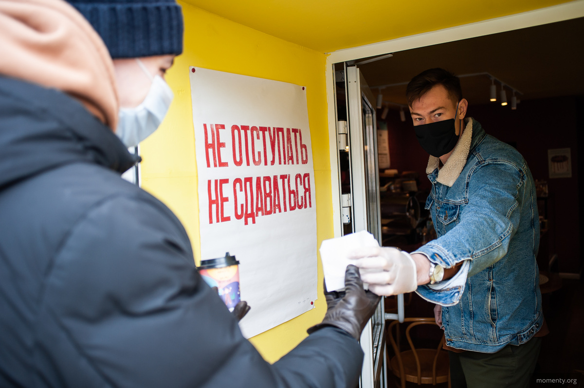 Ресторатор Виктор Новиков вплотную взялся за&nbsp;организацию доставки из&nbsp;своих ресторанов Muru и&nbsp;&laquo;Горожане&raquo;. Как говорит ресторатор&nbsp;&mdash; &laquo;Работаем по&nbsp;фану, но&nbsp;постоянников обслуживаем, они благодарны&raquo;.