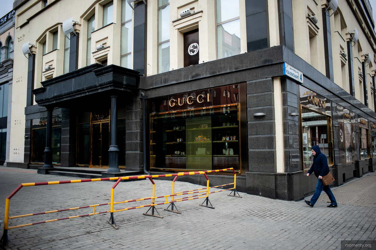 &laquo;Покровский пассаж&raquo; на&nbsp;улице Розы Люксембург тоже пустует. Все люксовые бутики в&nbsp;нем закрыты на&nbsp;всю следующую неделю. Проезд для машин полностью заблокирован.