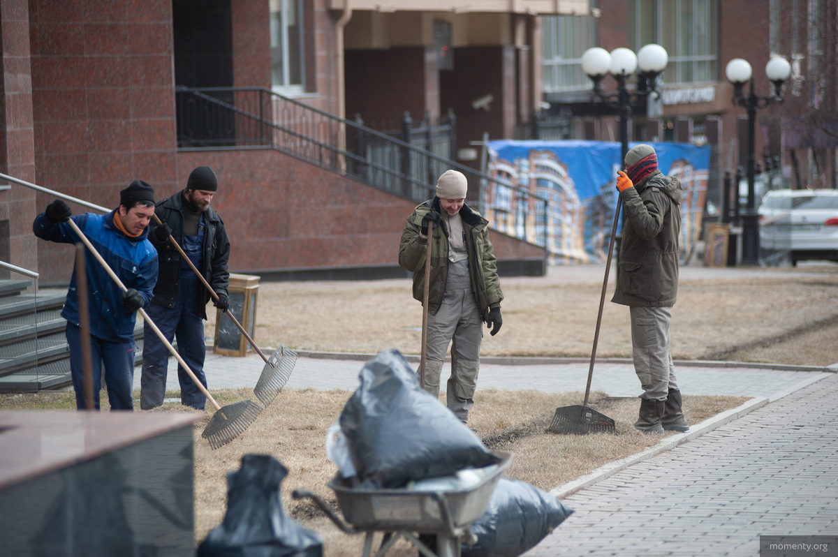 Около ЖК&nbsp;&laquo;Тихвин&raquo; вплотную занялись уборкой территории. Здесь можно встретить только дворников.