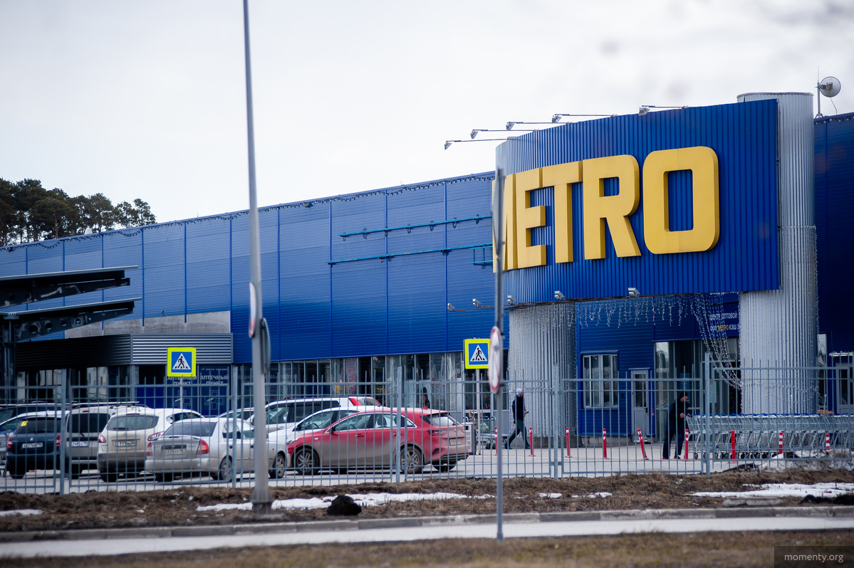 Около Metro полная парковка машин. Возможно люди закупаются, чтобы уехать в&nbsp;загородные дома.