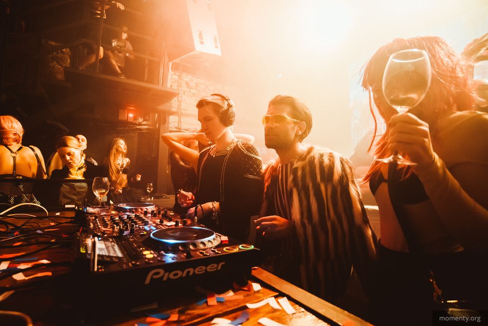 Первые пострадавшие от кризиса молятся на офлайн. «Когда выйдем, у всех появится дикое желание работать» Первые пострадавшие от кризиса молятся на офлайн. «Когда выйдем, у всех появится дикое желание работать»