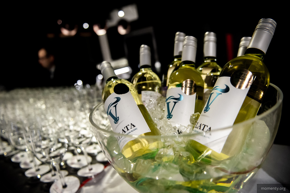 Горожане начали закупаться вином на карантине Горожане начали закупаться вином на карантине