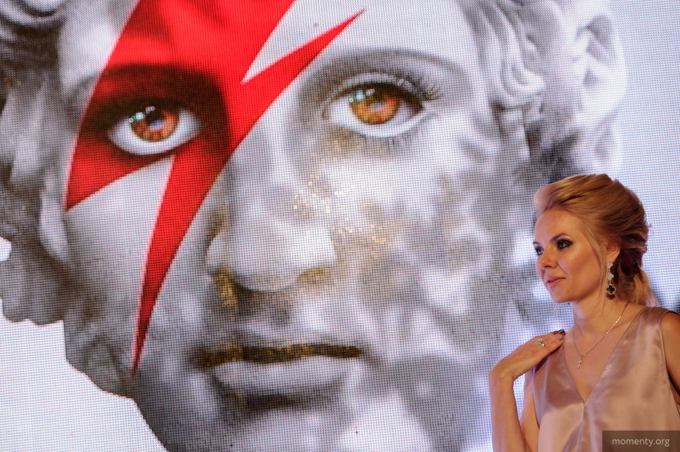 Глава известного глянца покинула свой пост. Решение может быть связано с миллиардером списка Forbes Глава известного глянца покинула свой пост. Решение может быть связано с миллиардером списка Forbes