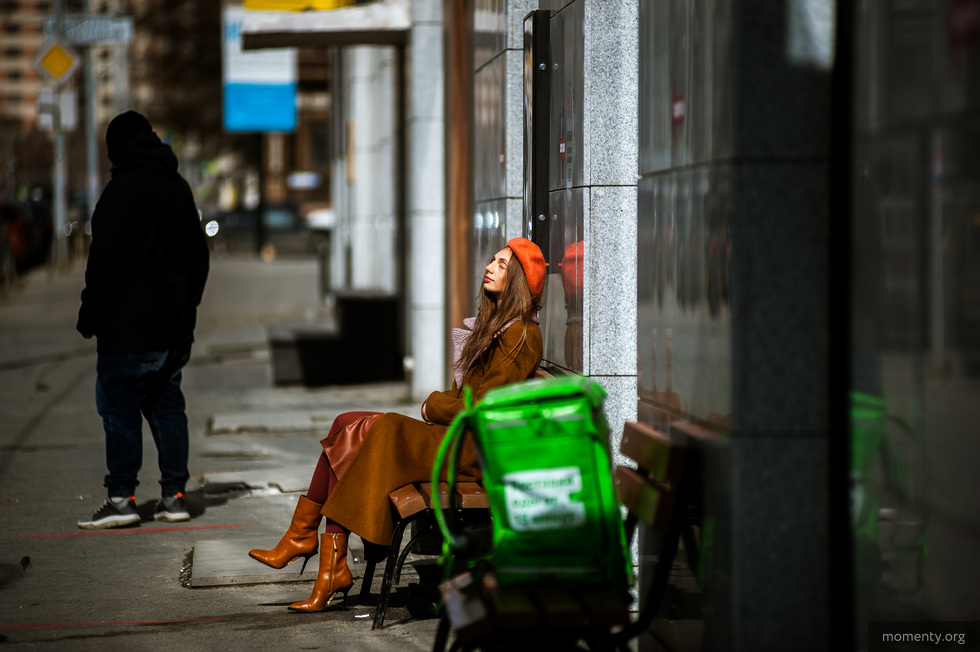 Жена известного миллионера начала работать в доставке. «Легальный способ с подругами увидеться» Жена известного миллионера начала работать в доставке. «Легальный способ с подругами увидеться»