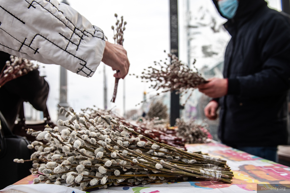 В Екатеринбурге верующим начали измерять температуру на входе в Храм на Крови В Екатеринбурге верующим начали измерять температуру на входе в Храм на Крови
