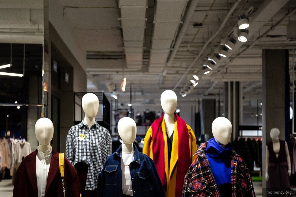 Владельцы известных брендов начали прятать новые коллекции на складах Владельцы известных брендов начали прятать новые коллекции на складах