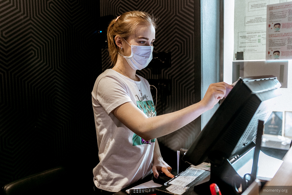 Основатели модной империи начали поставлять маски бизнесменам Основатели модной империи начали поставлять маски бизнесменам