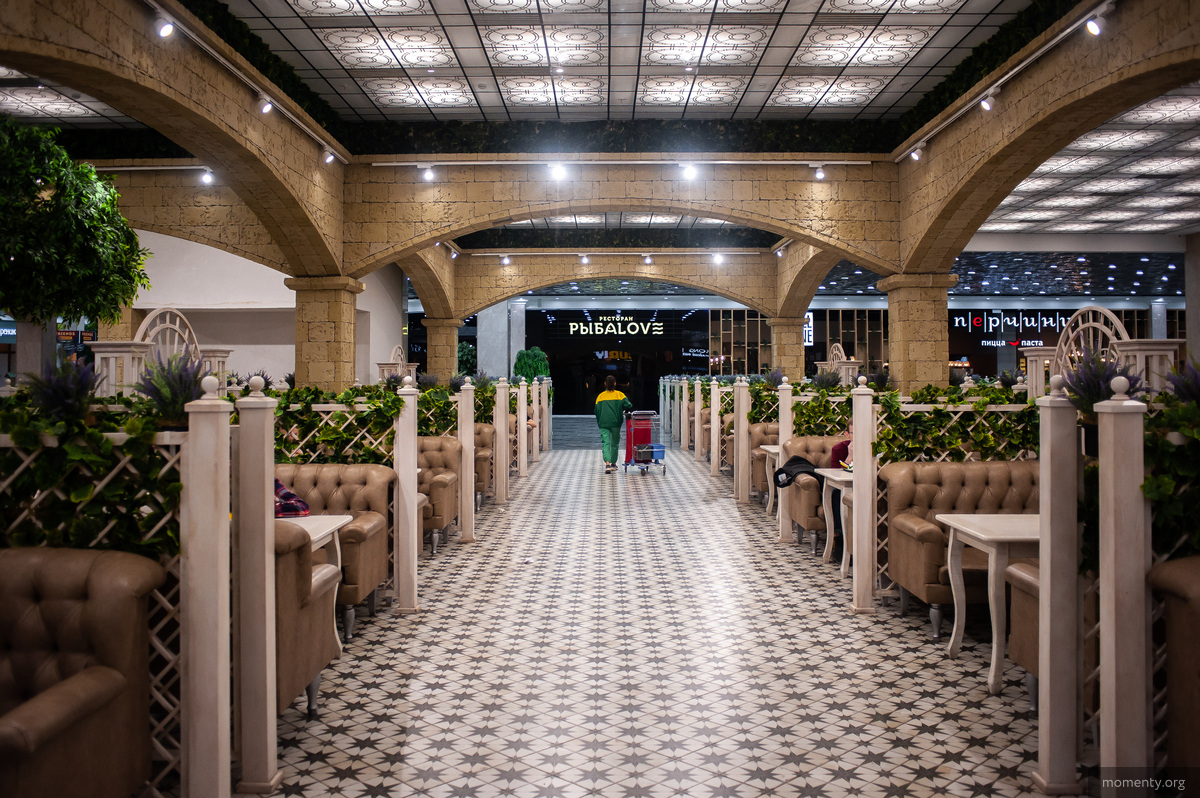 Торговые центры во время карантина стоят пустыми. Разрешено работать только продуктовым магазинам и гастро-заведениям в формате доставки или с собой Торговые центры во время карантина стоят пустыми. Разрешено работать только продуктовым магазинам и гастро-заведениям в формате доставки или с собой