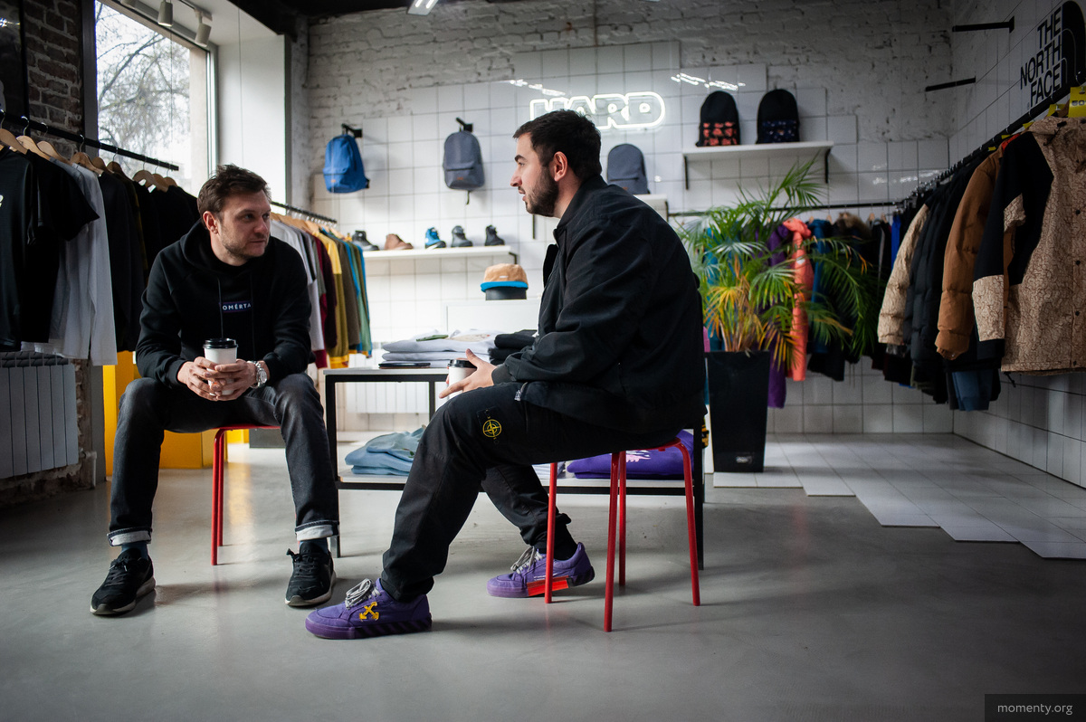 Максим Логинов (слева) стал вторым бизнесменом, взявшим интервью для &laquo;Моментов&raquo;.