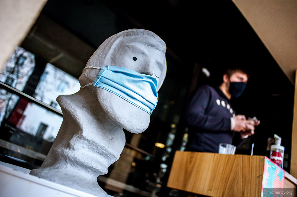 Выходить на&nbsp;улицу можно будет только в&nbsp;маске. В&nbsp;Свердловской области ввели новый режим